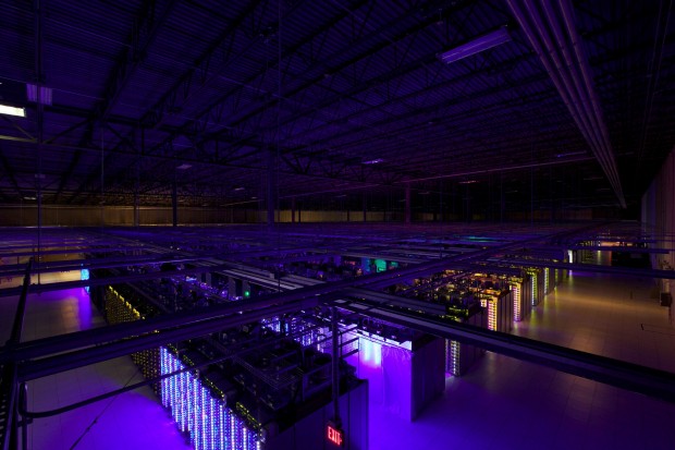 Die Fotografien von Googles Rechenzentren vor und nach der Bearbeitung (Bild: Connie Zhou/Google)